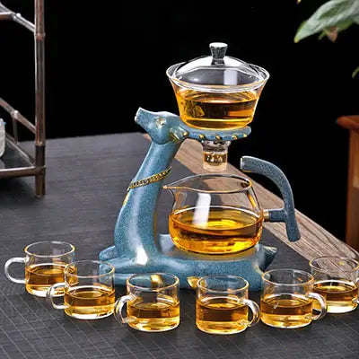 Elegante Teekanne mit Hirschmotiv