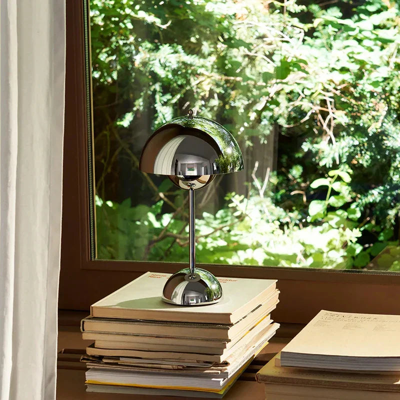 Elegante wiederaufladbare Tischlampe mit dimmbarem Licht