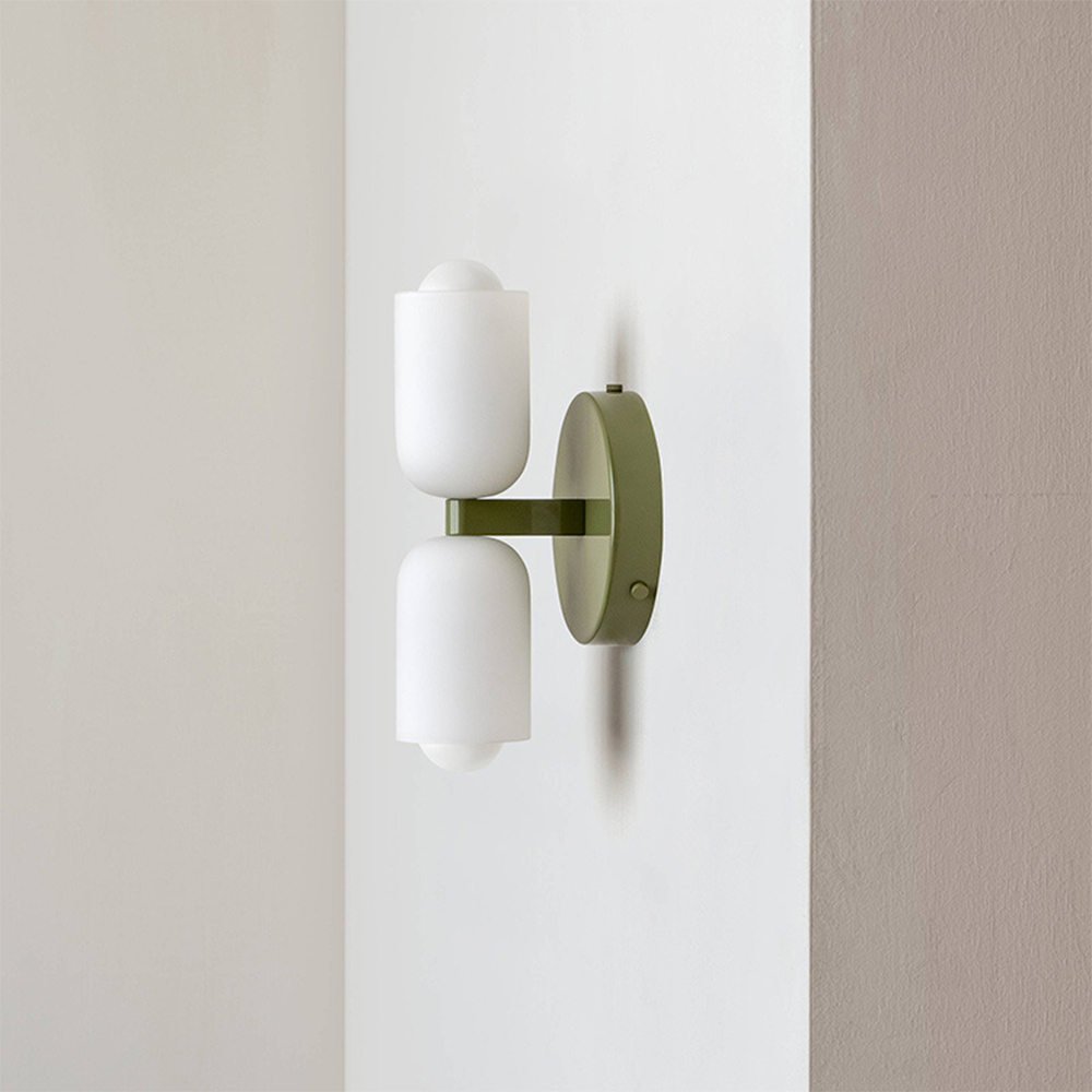 Elegante Auf- und Ab-Wandleuchte mit Acrylschirm