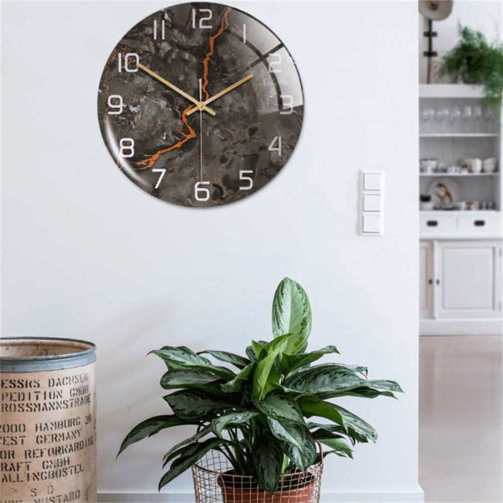 LED-Wanduhr mit Marmorbasis