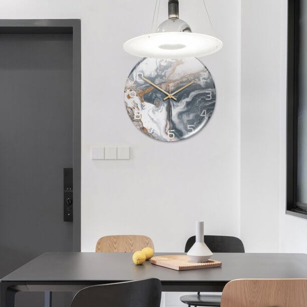 LED-Wanduhr mit Marmorbasis