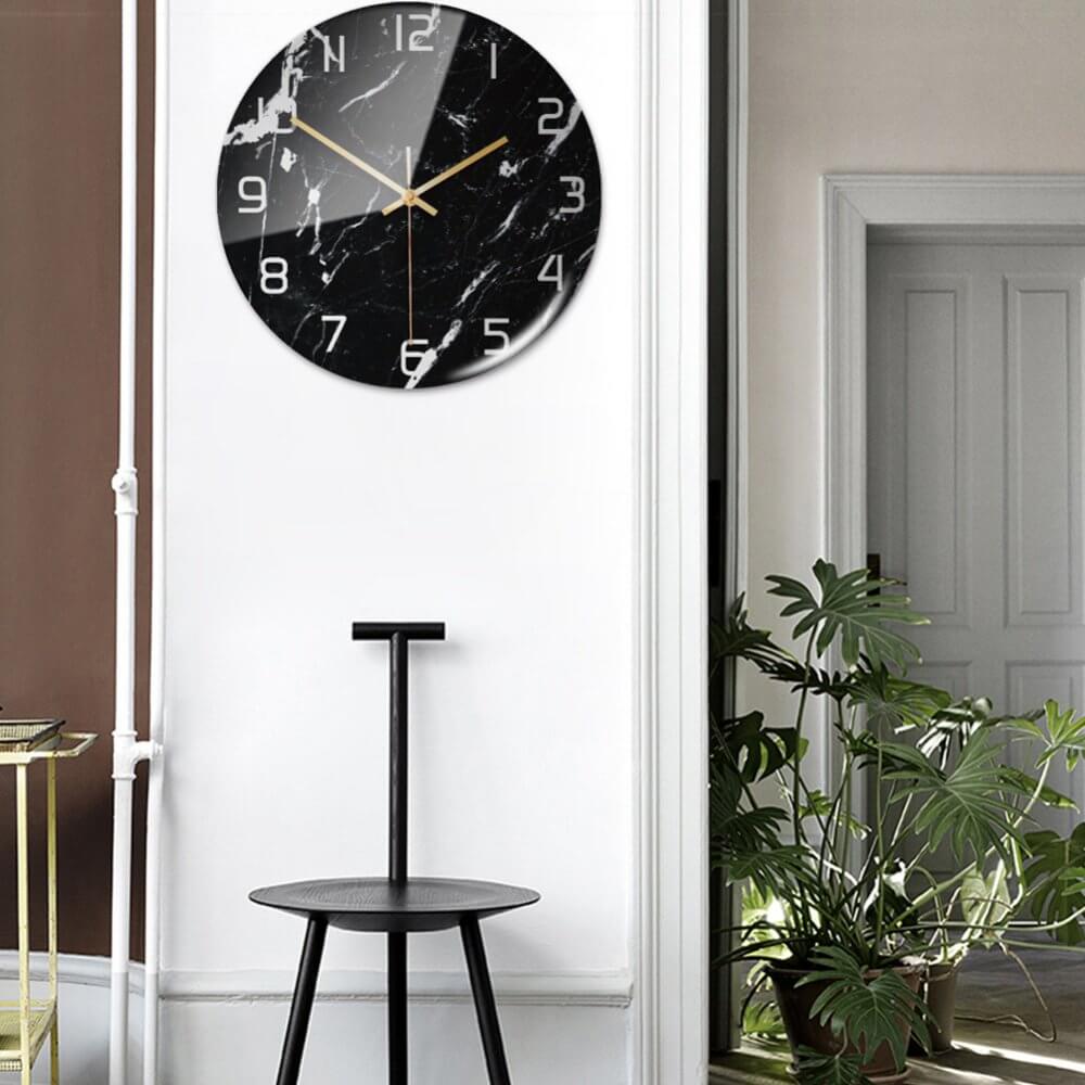LED-Wanduhr mit Marmorbasis