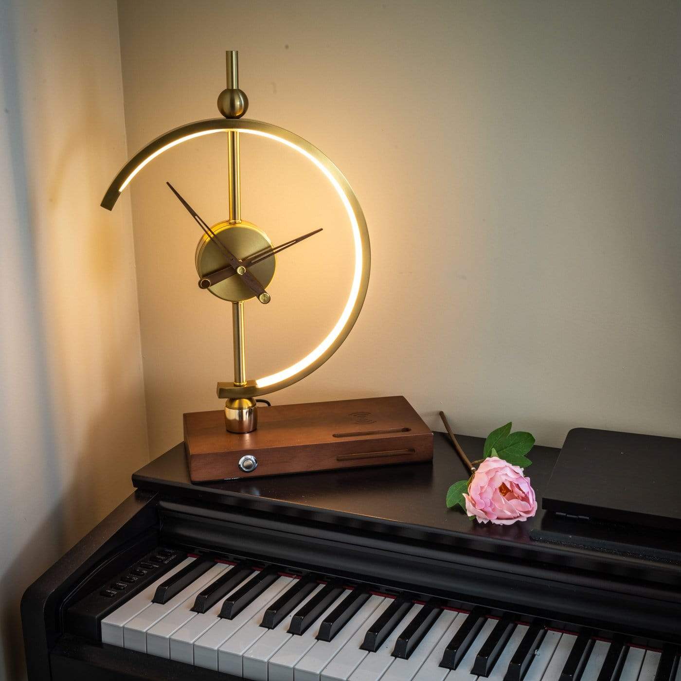 Nagoyalight | Luxury Lamp Clock with Charger